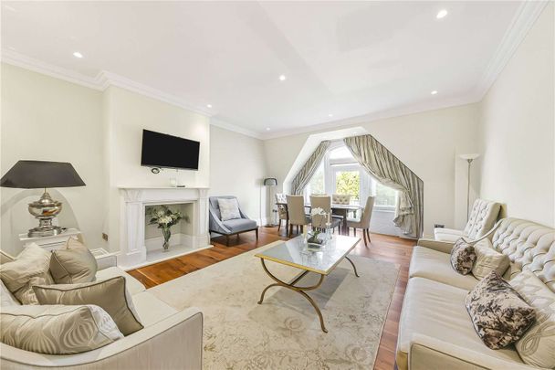 A well presented four bedroom lateral apartment set on the fourth floor of this well regarded portered mansion block - Photo 1