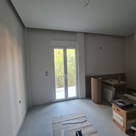 Ριζικά Ανακαινισμένο Διαμέρισμα 80 τ.μ. στην Αγία Βαρβάρα με 3 Καινούργια Κλιματιστικά, Θέα & 2 Λεπτά από το Μετρό, € 830, 80 τ.μ. - Φωτογραφία 4