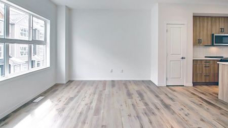 Elegant Townhouse With Dual Master Suites In Nolan Park. - Photo 2