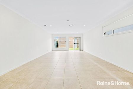 Contemporary Four-Bedroom Home Close to Transport & Shops - Photo 3