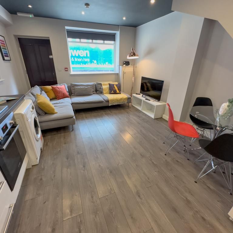6 bedroom semi-detached house to rent - Photo 1