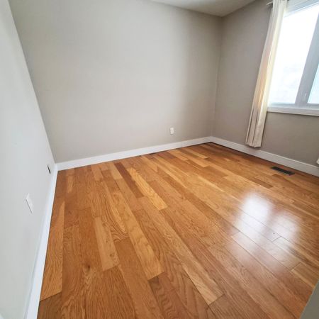 For Lease - 104 Armitage Drive Unit# Main, Newmarket, Ontario - Photo 3