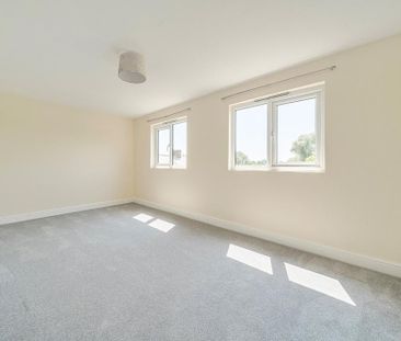 4 bedroom end of terrace house to rent - Photo 3