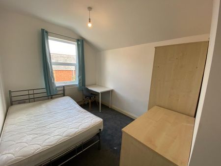 5 bedroom semi-detached house to rent - Photo 2