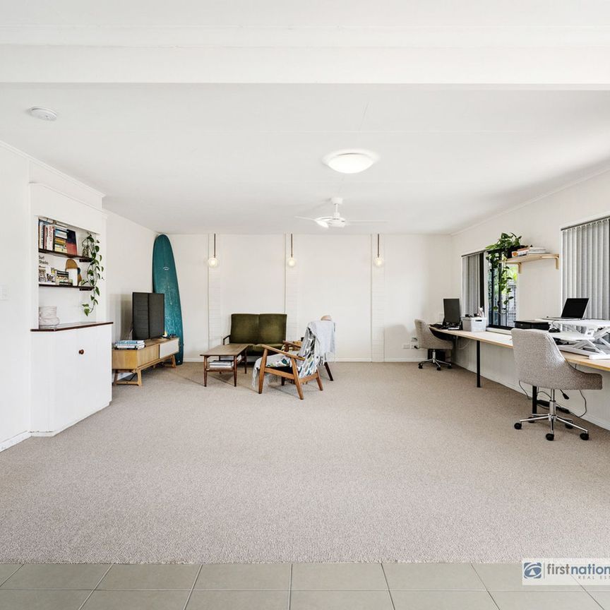 Beachside lifestyle with tropical oasis - Photo 1