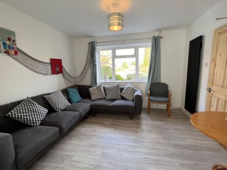 5 bedroom semi-detached house to rent - Photo 2