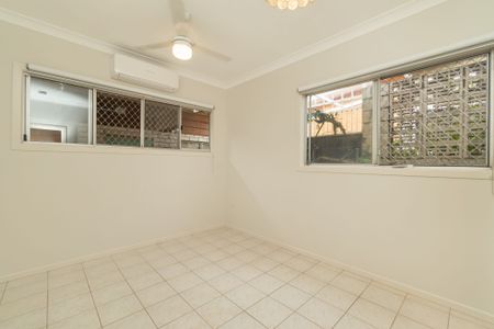 48A Slatyer Avenue, BUNDALL - Photo 3