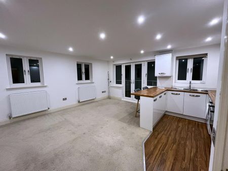 2 bedroom ground floor flat to rent - Photo 2