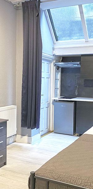 A cosy bedsit room in a lovely neighbourhood, Courtfield Gardens, Earls Court, London SW5 - Photo 1
