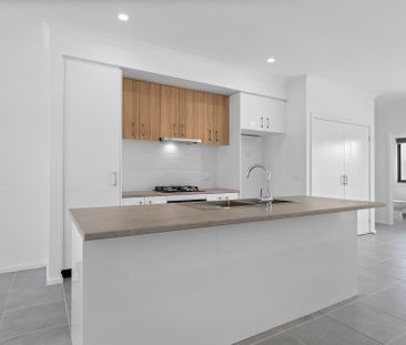 Modern 2-Bedroom Townhouse with Reverse Living & Balcony - Photo 5