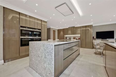 Refined family home with stunning interiors and landscaped garden situated in the exclusive St George's Hill Estate. Available for a SHORT LET of six to twelve months. - Photo 5