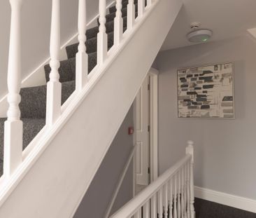 Mordern En-suite near amazon & key employers - Photo 3