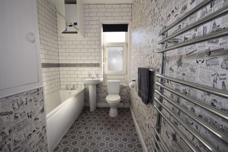 3 bedroom end of terrace house to rent - Photo 2