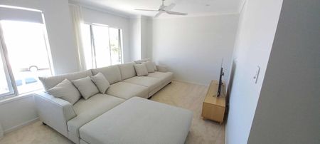 Peaceful Coastal Home with furnished rooms - Photo 3