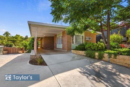 WELL PRESENTED 3 OR 4 BEDROOM HOME - DOUBLE WIDTH DRIVEWAY - Photo 4