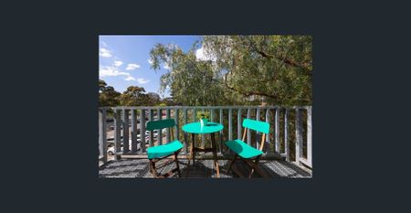 Stylish 3-Bedroom Townhouse with Rooftop Terrace in Prime Location - Photo 5