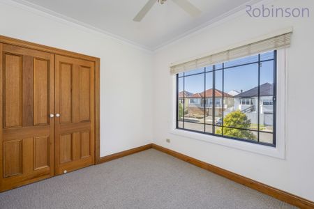 Spacious Two Bedroom Townhouse With Single Garage. - Photo 2