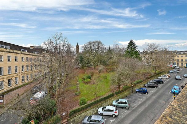 This well-presented 3-bedroom top floor apartment. - Photo 1