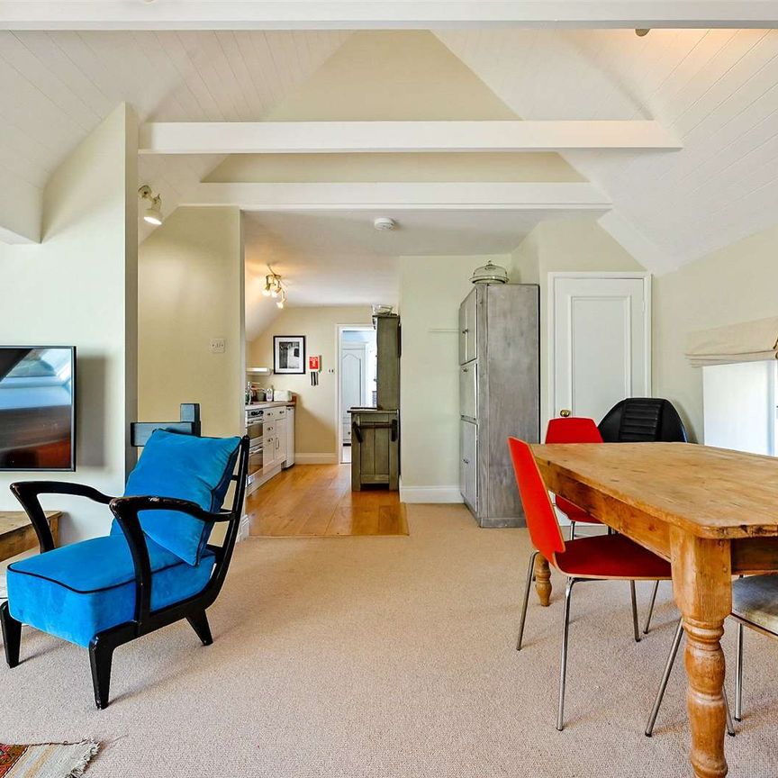 Bright and Spacious one bedroom apartment in Burford. - Photo 1