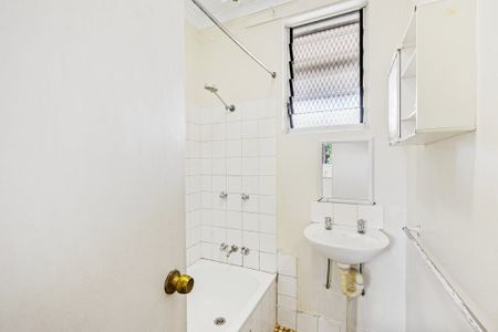 SPACIOUS HOME WITH LARGE FENCED YARD – CONVENIENT LOCATION! - Photo 3