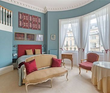 An impressive Grade I listed ground floor flat, located in one of B... - Photo 6