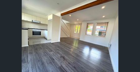 Available from 14/02/2026 New carpet,Freshly painted walls doors through out 3 bedroom townhouse with A/C - Photo 3