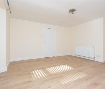 3 bedroom flat to rent - Photo 2