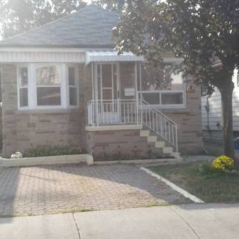 Cozy 3 bedroom bungalow, in the Ottawa Street shopping district - Photo 1