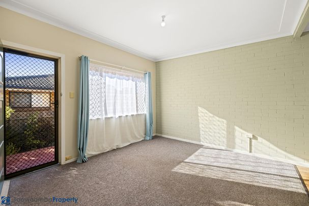Lovely, cosy two bedroom brick unit situated in a quiet duplex! - Photo 1