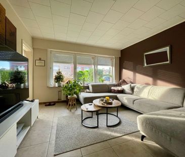 GELIJKVLOERS APPARTEMENT MET TWEE SLAAPKAMERS, TUIN EN GARAGE TE HUUR - Foto 1