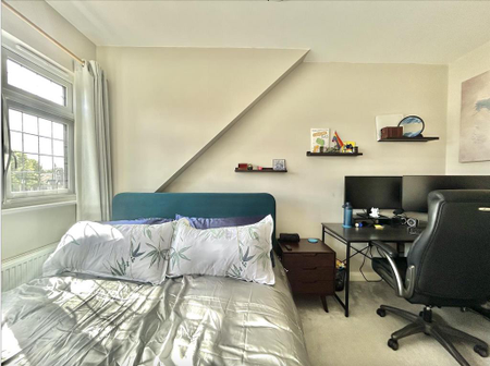 4 bedroom semi-detached house to rent - Photo 3
