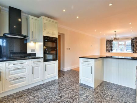 An ideally located family home offering well proportioned accommodation throughout. - Photo 2