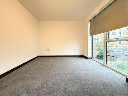 4 bedroom end of terrace house to rent - Photo 3