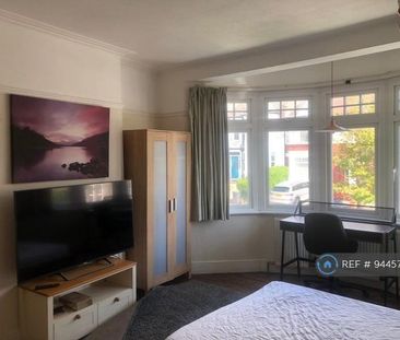 1 bedroom in a house share to rent - Photo 2