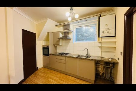 2 Bed Flat, Buntingbridge Road, IG2 - Photo 5