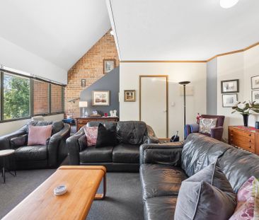 Stunning 3-Storey Kingston Townhouse - Photo 2