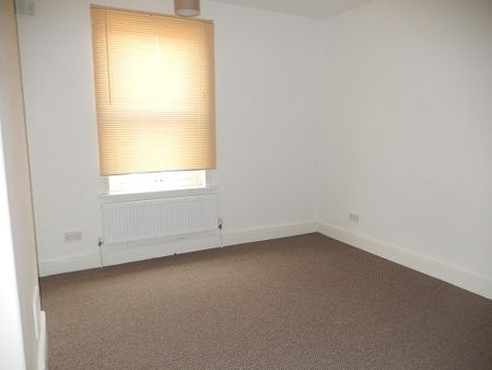 2 bedroom end of terrace house to rent - Photo 2
