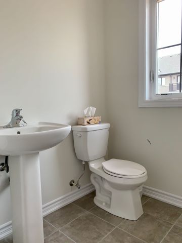 For Lease - 594 Murrell Boulevard, East Gwillimbury, Ontario - Photo 2