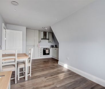 2 bed flat to rent in Slough Road, Datchet, SL3 - Photo 4