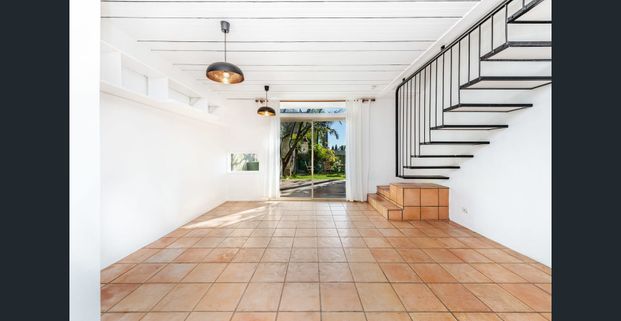 Conveniently located townhouse - Photo 1