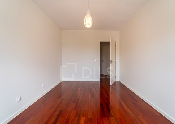 Apartamento T2 renovado para arrendar na Rua São João Bosco