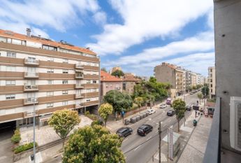 Apartamento T1 com varanda - Novo - Casa da Musica - Rotunda Boavista
