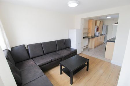 1 bedroom in a house share to rent - Photo 2