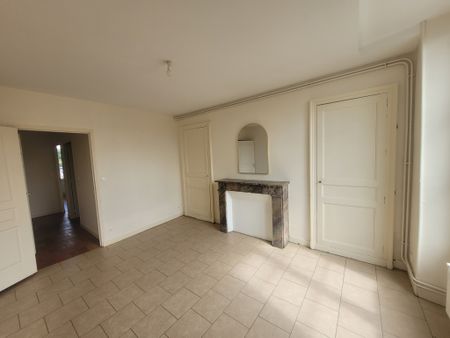 Location Appartement 3 pièces 52m² SABLE SUR SARTHE 72300 - Photo 2