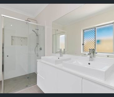 4 BEDROOM HOME WITH OPEN PLAN KITCHEN LIVING THAT OPENS OUT ONTO AN... - Photo 2