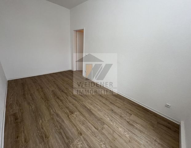 Frisch renovierte 2-Raum-Wohnung mit Balkon & Wanne - Photo 1