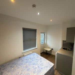Studio Flat, Courthill Road, SE13 - Photo 3