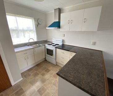 This well-presented upstairs one-bedroom flat offers easy, low-main... - Photo 2