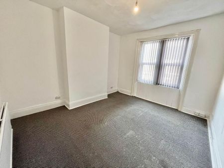 3 bedroom flat to rent - Photo 3