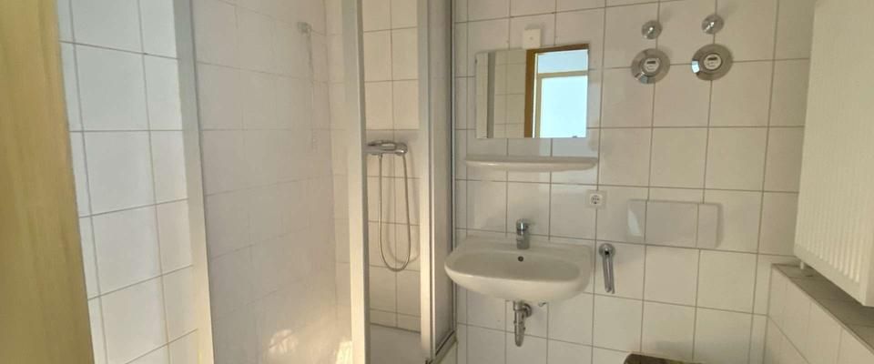 Wählen Sie Ihren Bodenbelag / helle 2 Raumwohnung mit Balkon - Foto 1